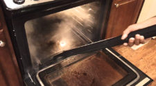 7 Simple Oven Cleaning Tips and Tricks